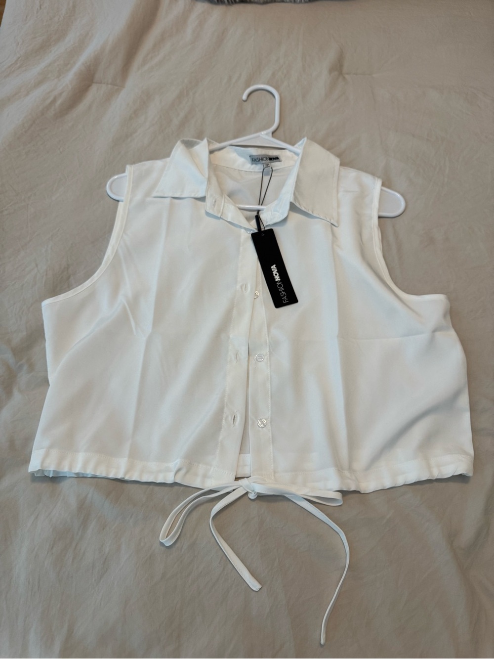 Fashion Nova White Sleeveless Button-Front Tie-Hem Shirt